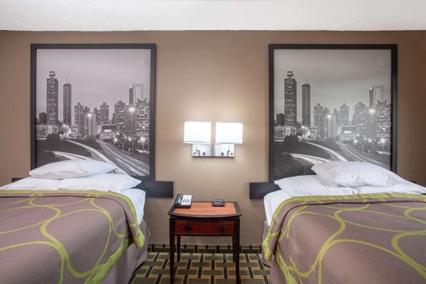 Escritorio, cortinas blackout y tabla de planchar con plancha