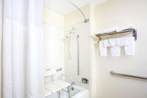 Ensemble douche/baignoire, articles de toilette gratuits, sèche-cheveux