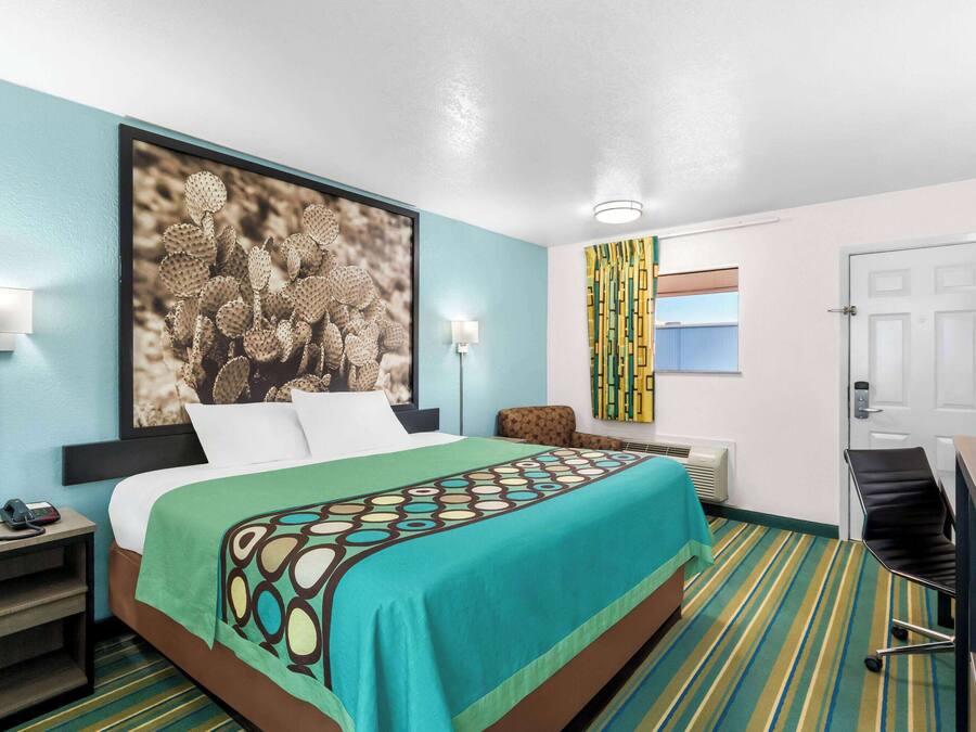 Quarto standard, 1 cama King | Escrivaninha, ferros/tábuas de passar roupa, berços grátis