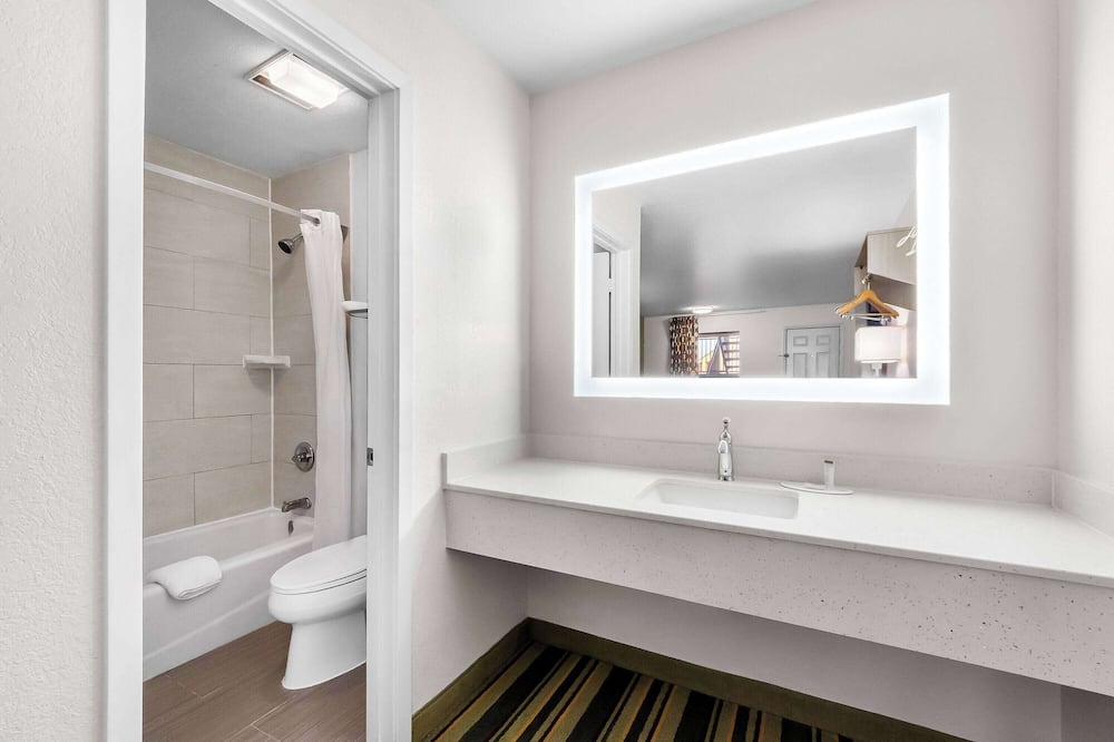 Super 8 by Wyndham Pleasanton - Jourdanton