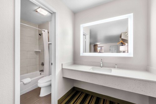 Super 8 by Wyndham Pleasanton