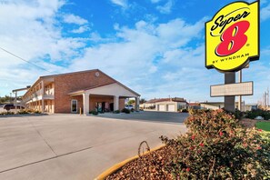 Exterior - Super 8 by Wyndham Pleasanton (Pleasanton)