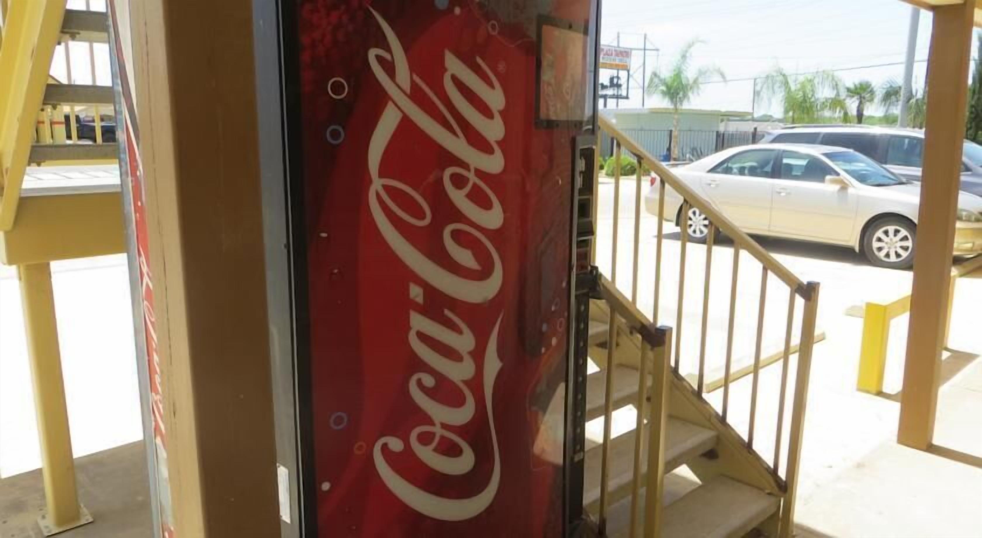 Et Coca-Cola skilt på en bygningsfacade.