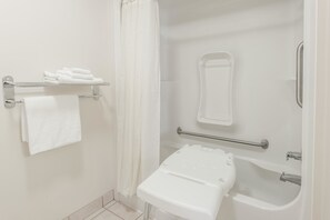 Chambre, 1 très grand lit, accessible aux personnes à mobilité réduite, non-fumeur | Salle de bain