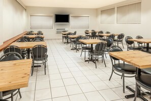 Free daily continental breakfast - Super 8 by Wyndham Edmonton/West (Edmonton)