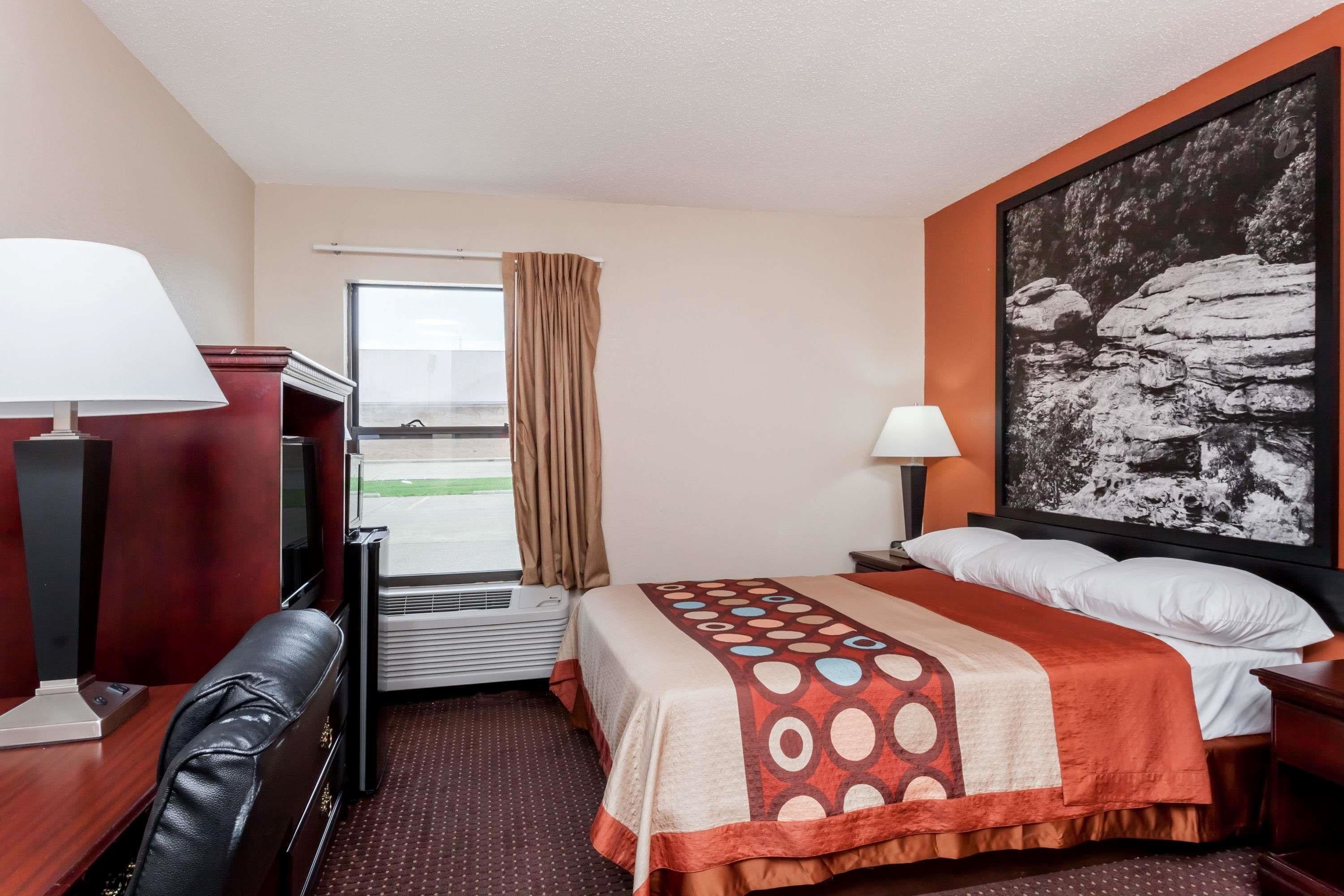 Super 8 by Wyndham Harrisburg