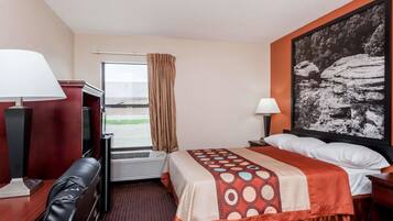 Una scrivania, tende oscuranti, ferro/asse da stiro