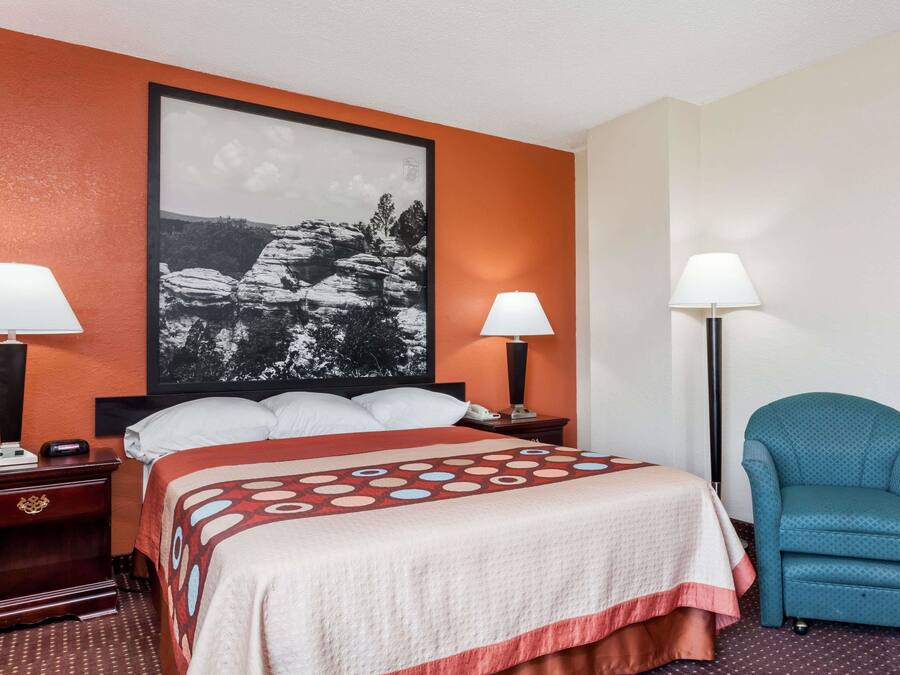 Een bureau, verduisterende gordijnen, een strijkplank/strijkijzer