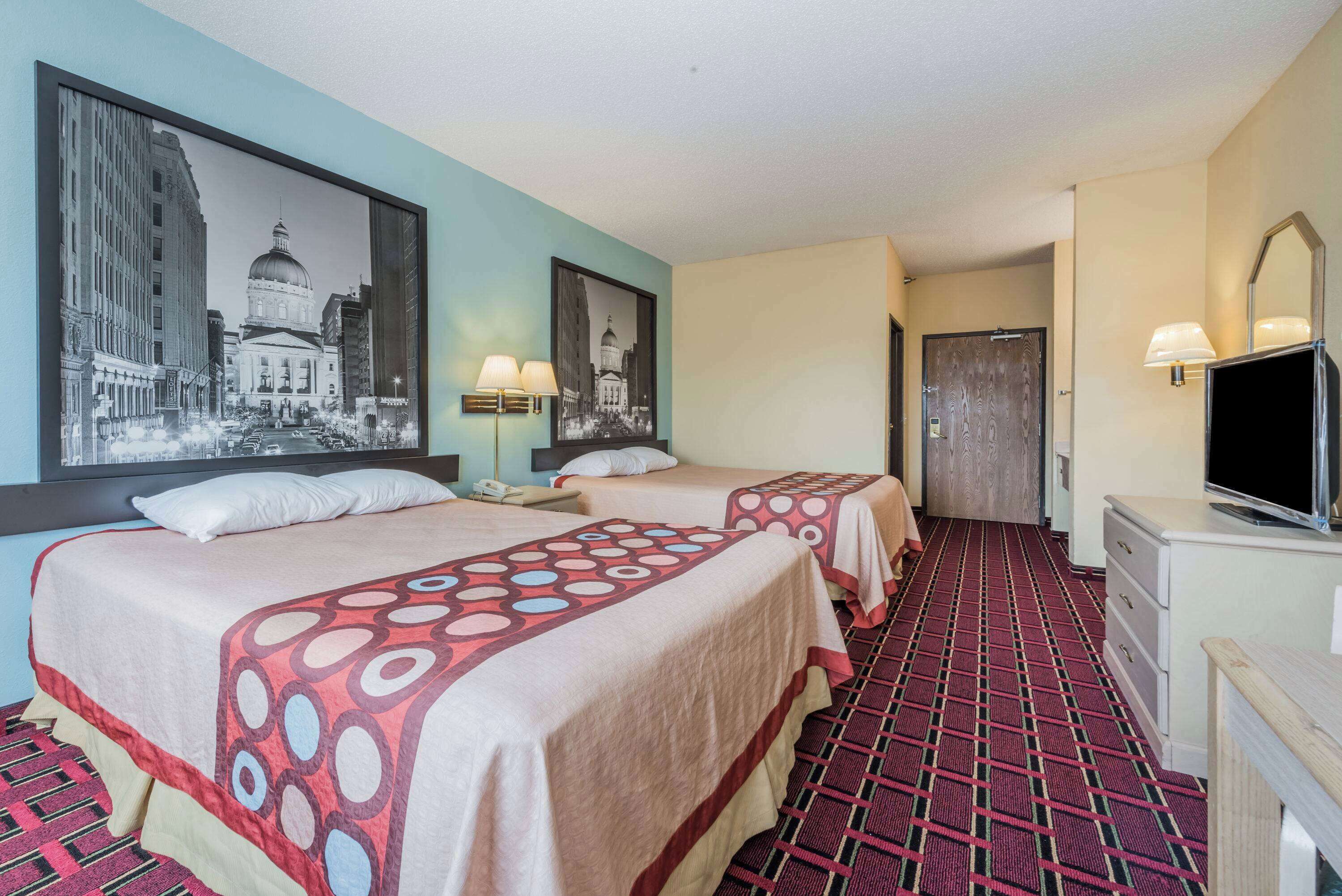 Escritorio, espacio para trabajar con laptop, cortinas blackout y cunas 