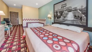 Ein Hotelzimmer mit Bett, Schreibtisch, Stuhl, Bad und einem großen Wandbild.