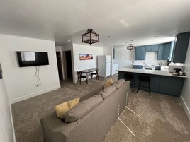 Suite, no fumadores, cocina | Zona de estar | Una televisión de pantalla plana