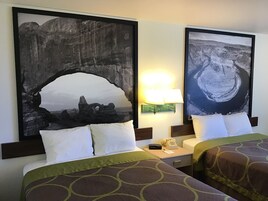 Escritorio y espacio para trabajar con un portátil