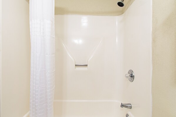 Combined shower/bathtub, free toiletries, towels