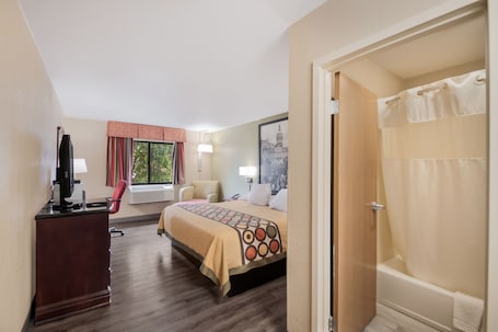 Escritorio, tabla de planchar con plancha y wifi gratis . Red Carpet Inn Indian Head