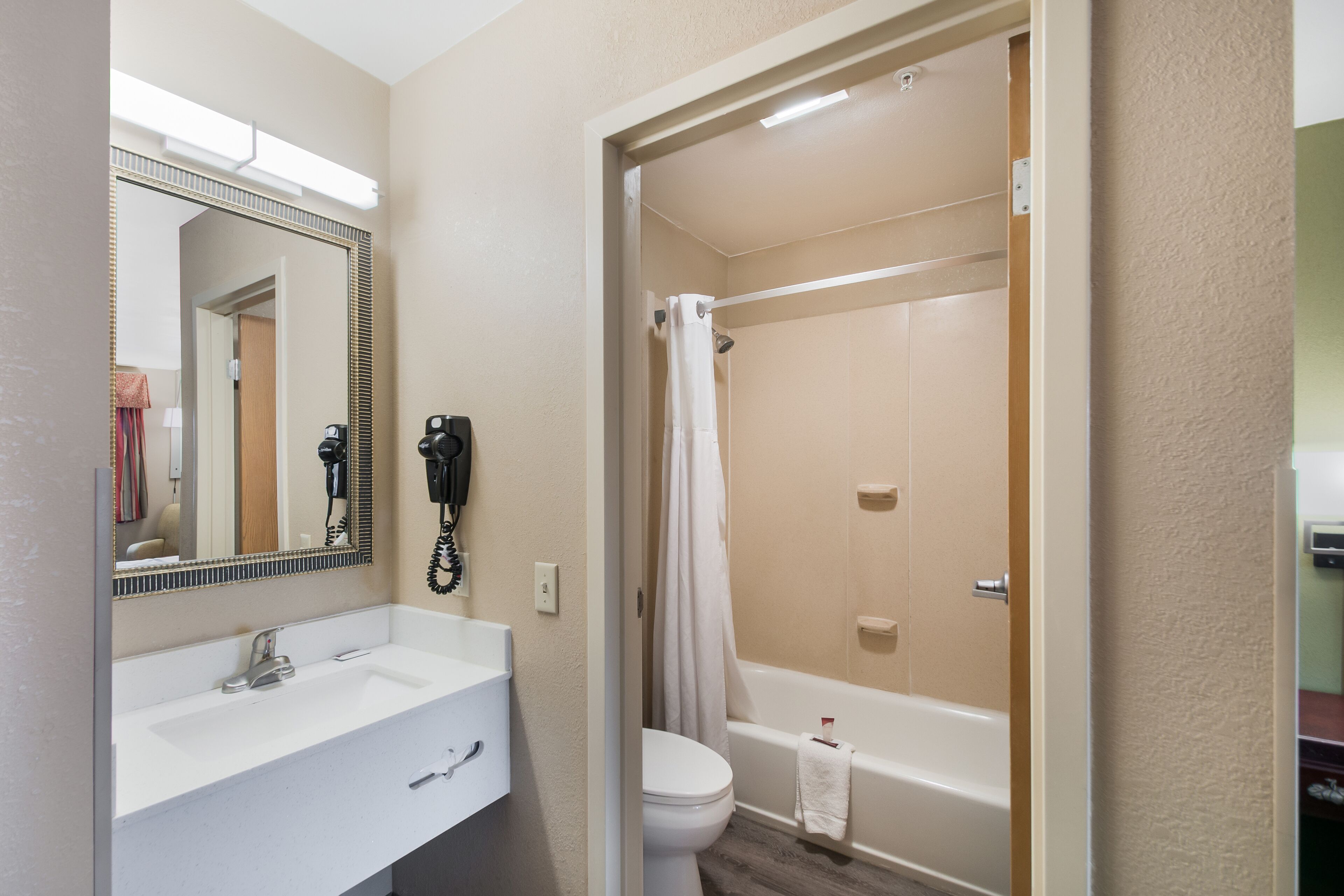 Combined shower/bathtub, free toiletries, towels