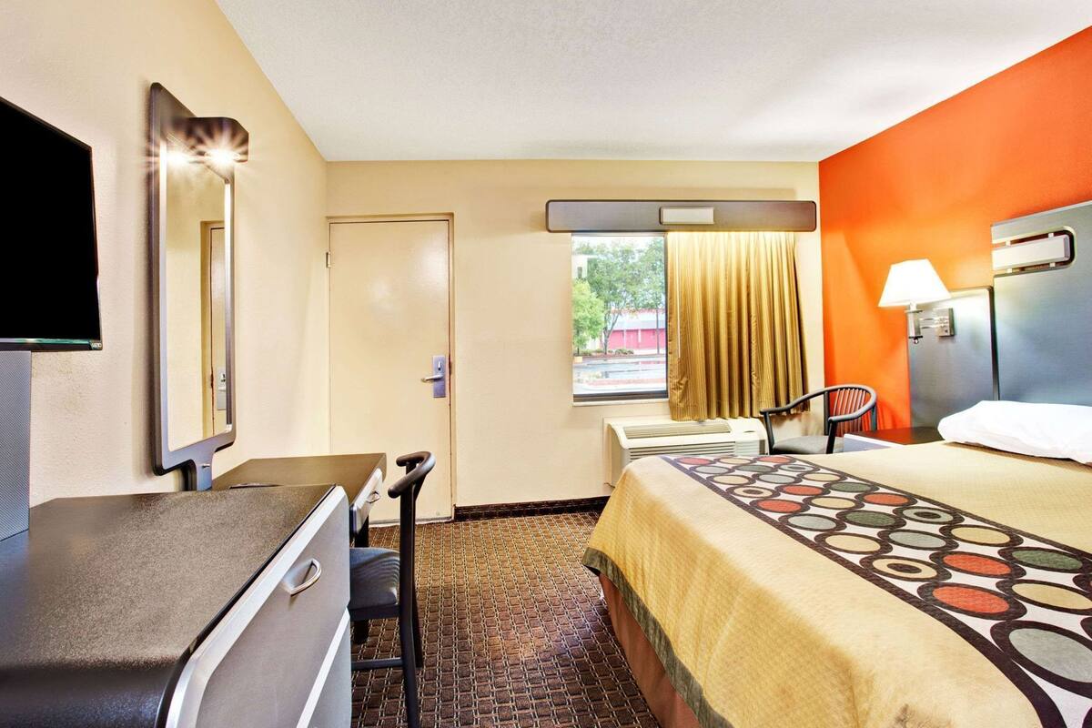 ตู้นิรภัยในห  ้องพัก, Wi-Fi ฟรี, ผ้าปูที่นอน