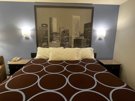 Escritorio, cortinas blackout y tabla de planchar con plancha . Super 8 by Wyndham Cleveland TX