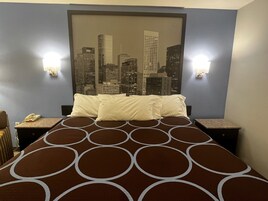 Escritorio, cortinas blackout y tabla de planchar con plancha 
