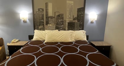 Super 8 by Wyndham Cleveland TX