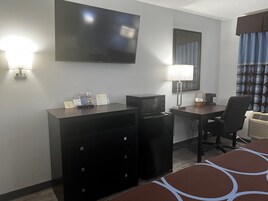 Escritorio, cortinas blackout y tabla de planchar con plancha 