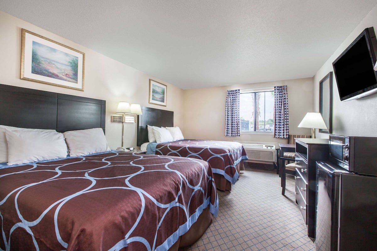 Bureau, rideaux dâobscurcissement, fer et planche Ă repasser