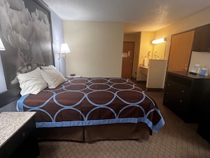 Room, 1 Queen Bed, Microwave | Desk, blackout drapes, iron/ironing board, free WiFi