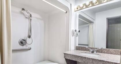 Super 8 by Wyndham Cleveland TX
