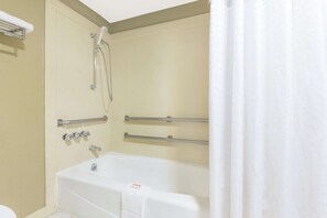 Ducha y bañera combinadas, secador de pelo y toallas