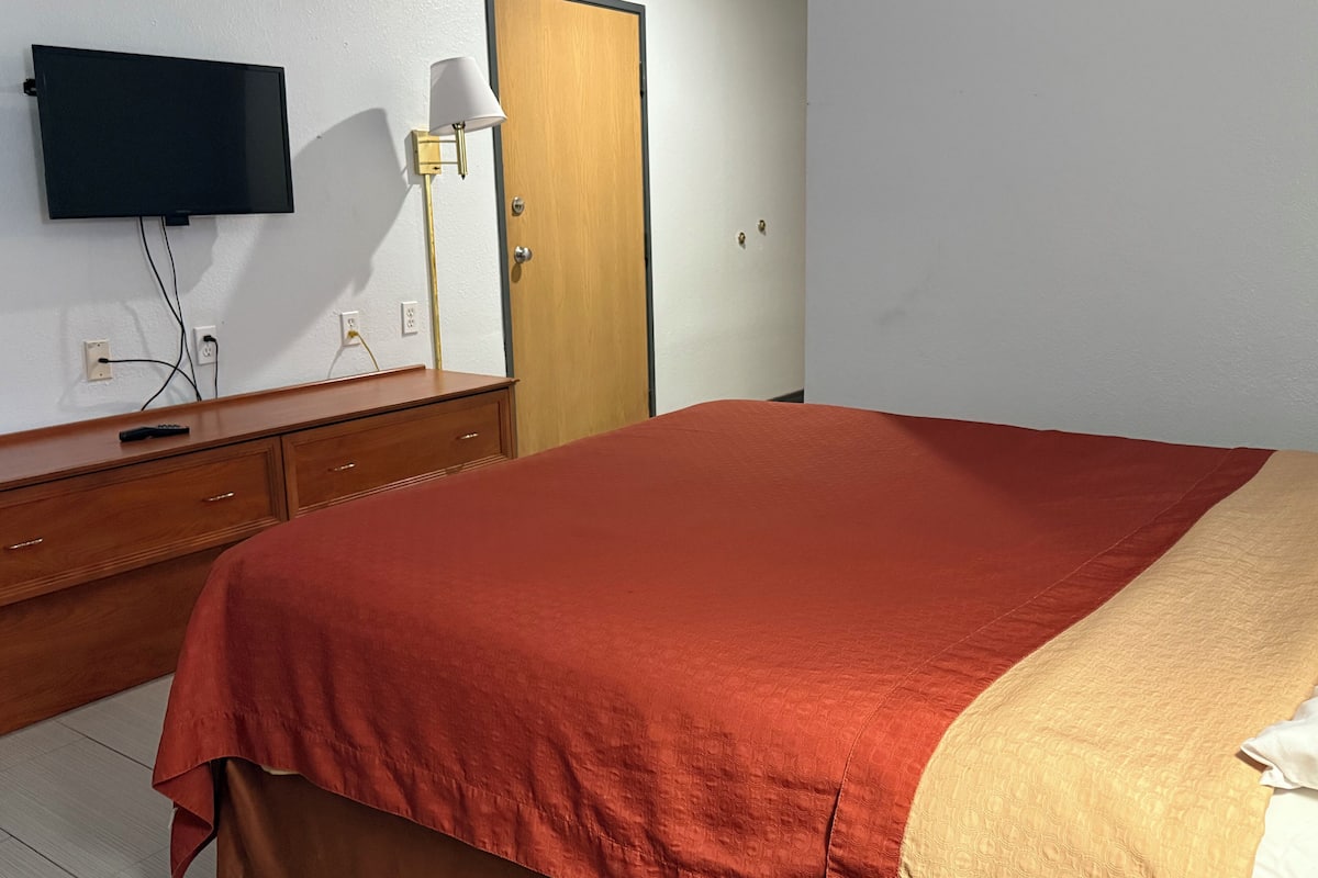 Camera, 1 letto queen, vasca accessibile in sedia a rotelle, non fumatori | Una scrivania, ferro/asse da stiro, Wi-Fi gratuito, lenzuola