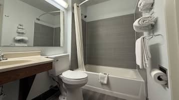 Un baño moderno con inodoro, lavamanos y bañera.