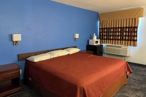 Room, 1 King Bed, Non Smoking | Desk, iron/ironing board, free WiFi, bed sheets - Conn Brown Harbour Inn Aransas Pass Corpus Christi (Aransas Pass)