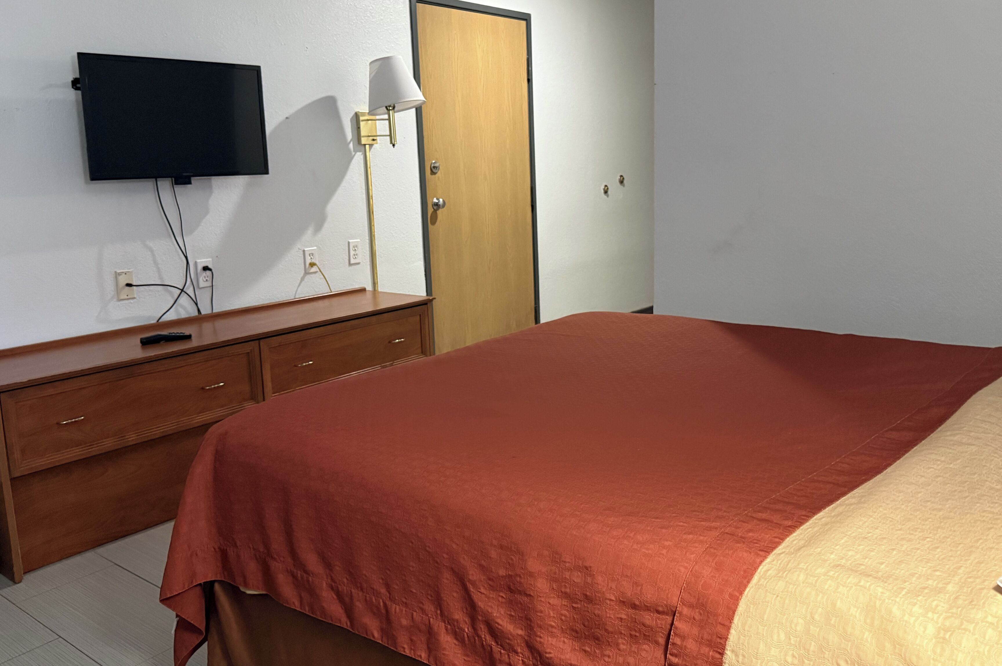 Room, 1 Queen Bed, Non Smoking (Accessible) | Desk, iron/ironing board, free WiFi, bed sheets