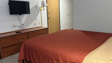 Room, 1 Queen Bed, Non Smoking (Accessible) | Desk, iron/ironing board (on request), WiFi (free), bed sheets