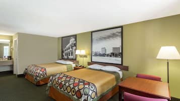 Skrivebord, strykejern/-brett og barnesenger