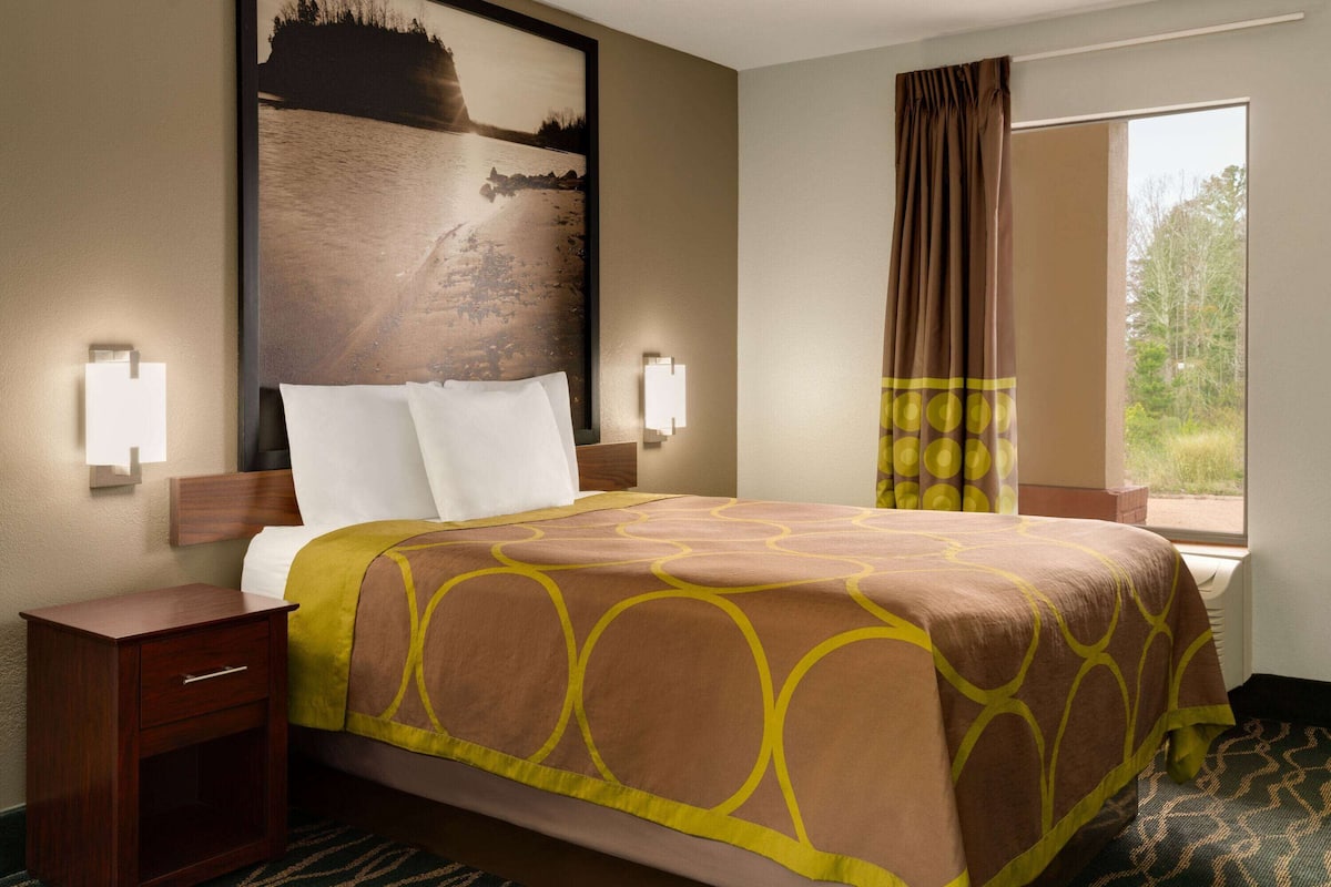 Standard Room, 1 Queen Bed | Desk, iron/ironing board, cots/infant beds, rollaway beds