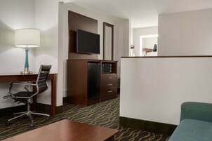 Escritorio, tabla de planchar con plancha y cunas 