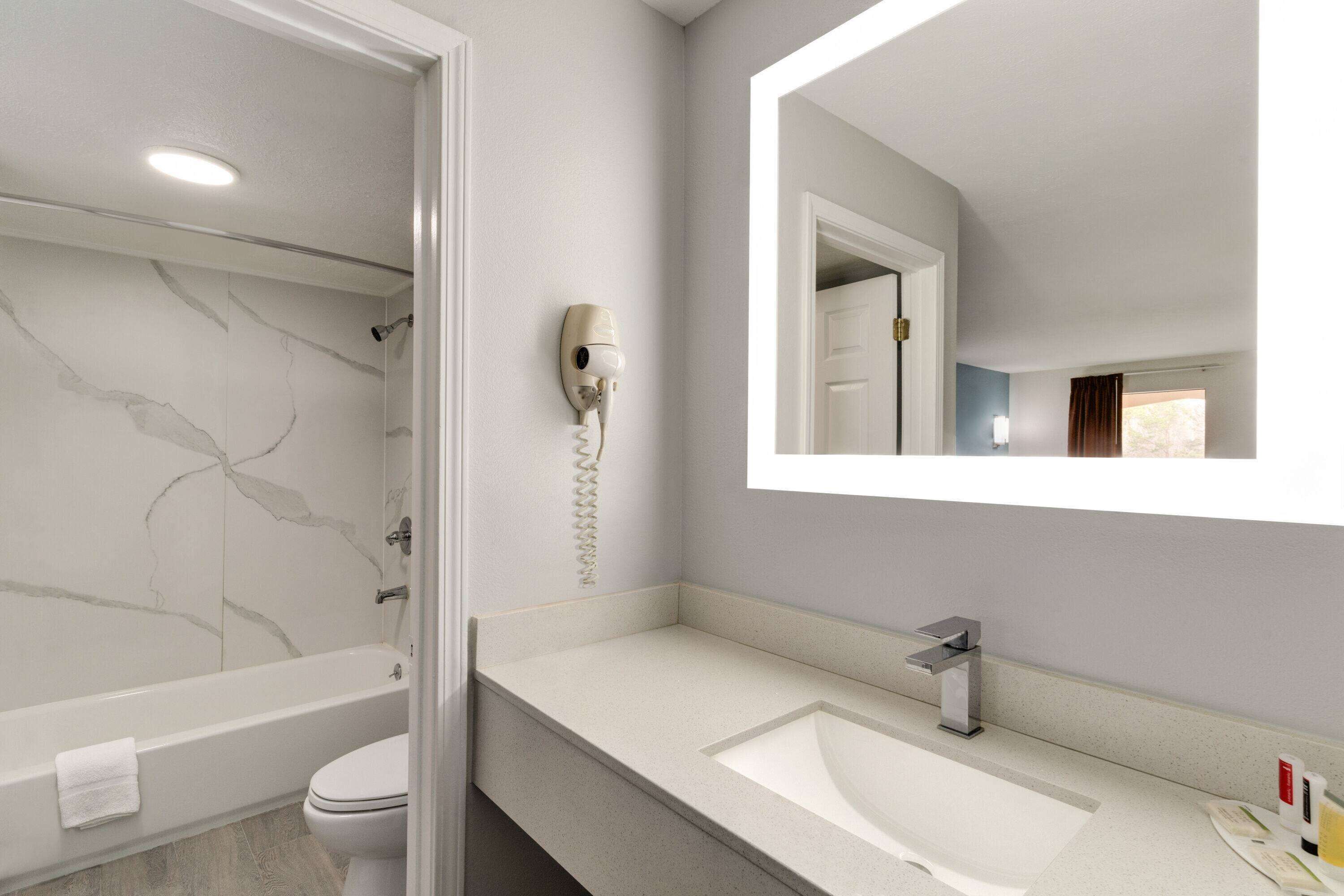 Combined shower/bathtub, free toiletries, hair dryer, towels