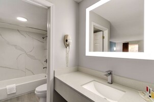 Bañera con ducha, artículos de tocador gratuitos, secador de pelo