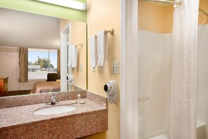 Combined shower/tub, deep soaking tub, towels