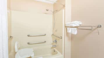 Habitación, 1 cama Queen size, con acceso para personas discapacitadas, para no fumadores (Mobility) | Baño | Tina con regadera, tina profunda, regadera con hidromasaje