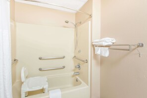 Zimmer, 1 Queen-Bett, barrierefrei, Nichtraucher (Mobility) | Badezimmer | Duschwanne, Komfortbadewanne, Hydromassagedusche