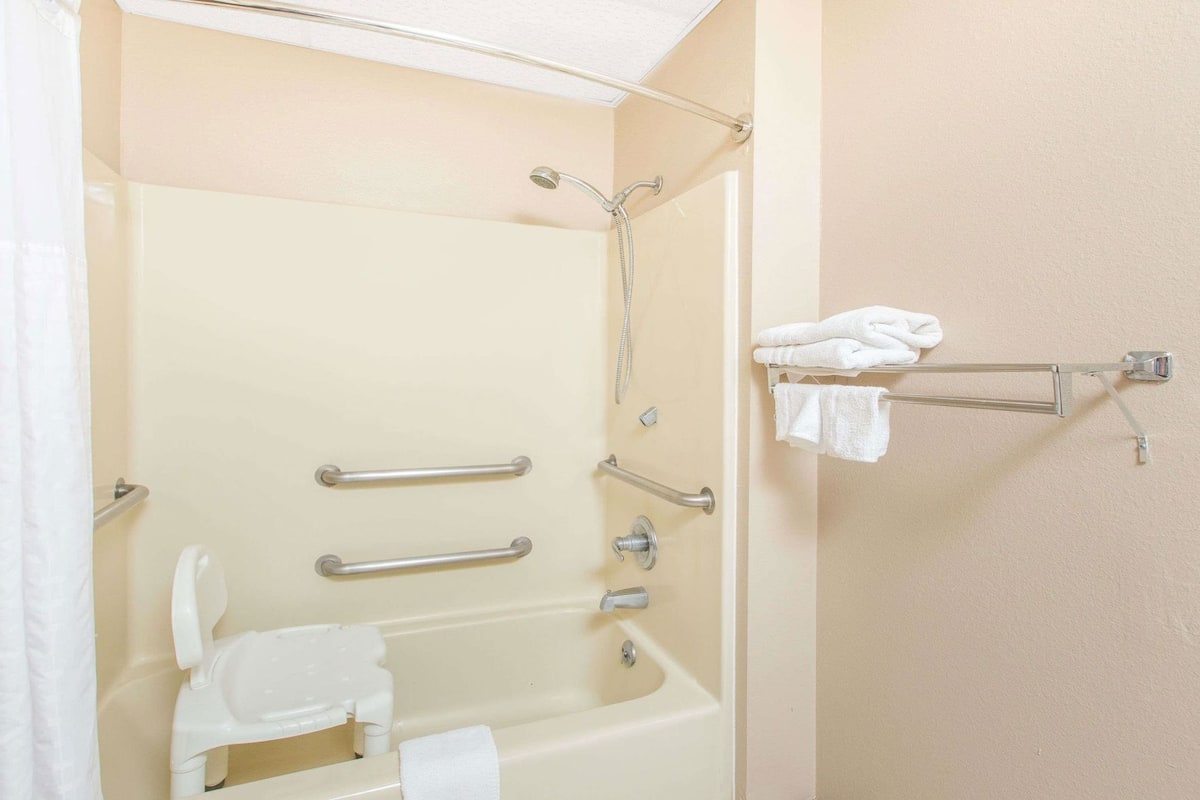 Bathroom | Combined shower/tub, deep soaking tub, hydromassage showerhead