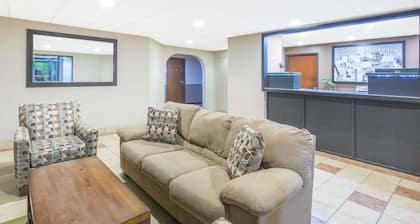 Super 8 by Wyndham Belleville
