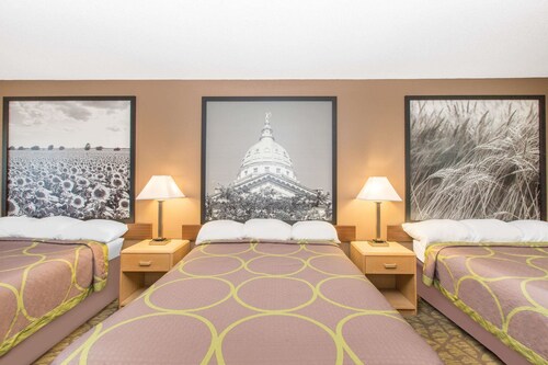 Super 8 by Wyndham Belleville