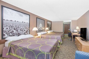 Studio suite, meerdere bedden, niet-roken | Een bureau, een laptopwerkplek, een strijkplank/strijkijzer
