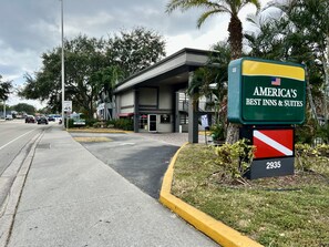 Front of property - Americas Best Inn and Suites Fort Lauderdale North (Fort Lauderdale)
