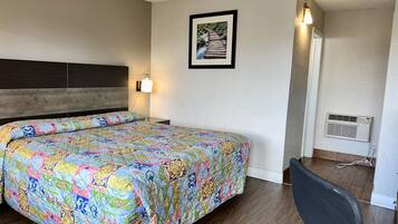 Escritorio, espacio para trabajar con laptop y cortinas blackout