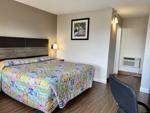 Desk, laptop workspace, blackout curtains, soundproofing - Americas Best Inn and Suites Fort Lauderdale North (Fort Lauderdale)