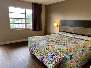 Schreibtisch, laptopgeeigneter Arbeitsplatz, Verdunkelungsvorhänge