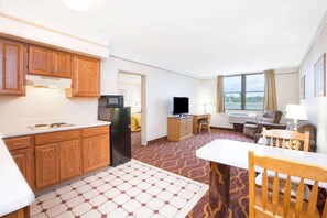 Internet, alarm clocks - Super 8 by Wyndham Brooklyn (Brooklyn)